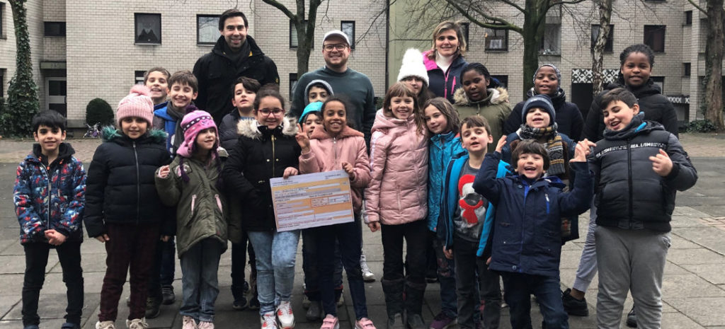 Gruppenfoto: Juniorchef Max Kraus (Mitte), mit Anna Knauer und Marcel Weiß mit den Kindern der Gruppe Cologne Styler.